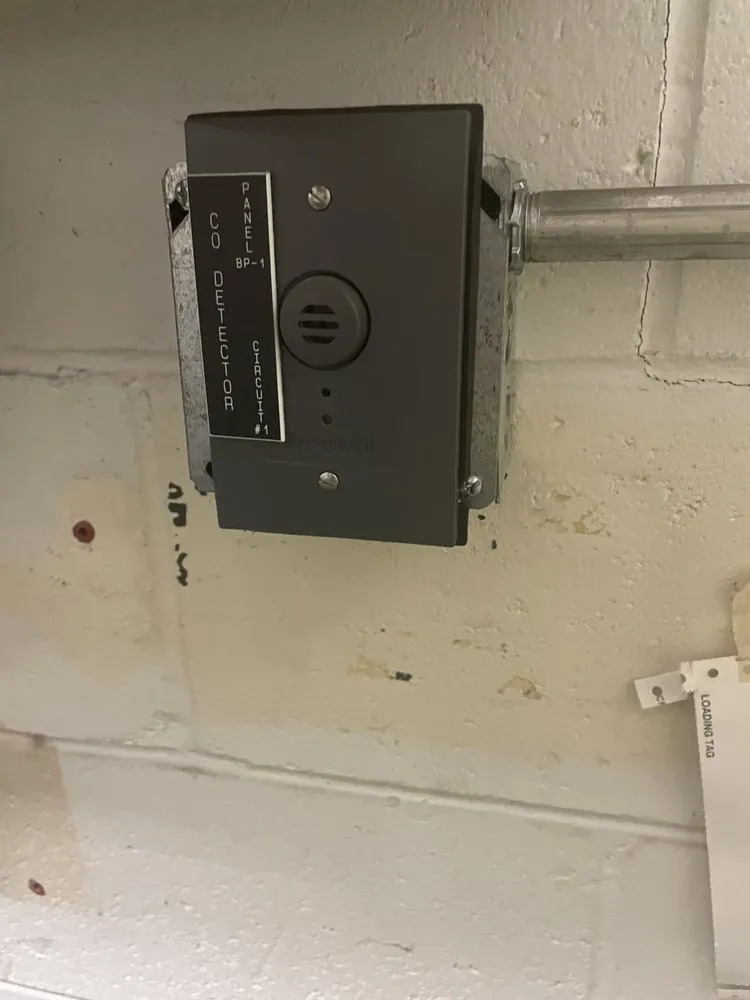 Emergency electrician providing circuit breaker repair in , 