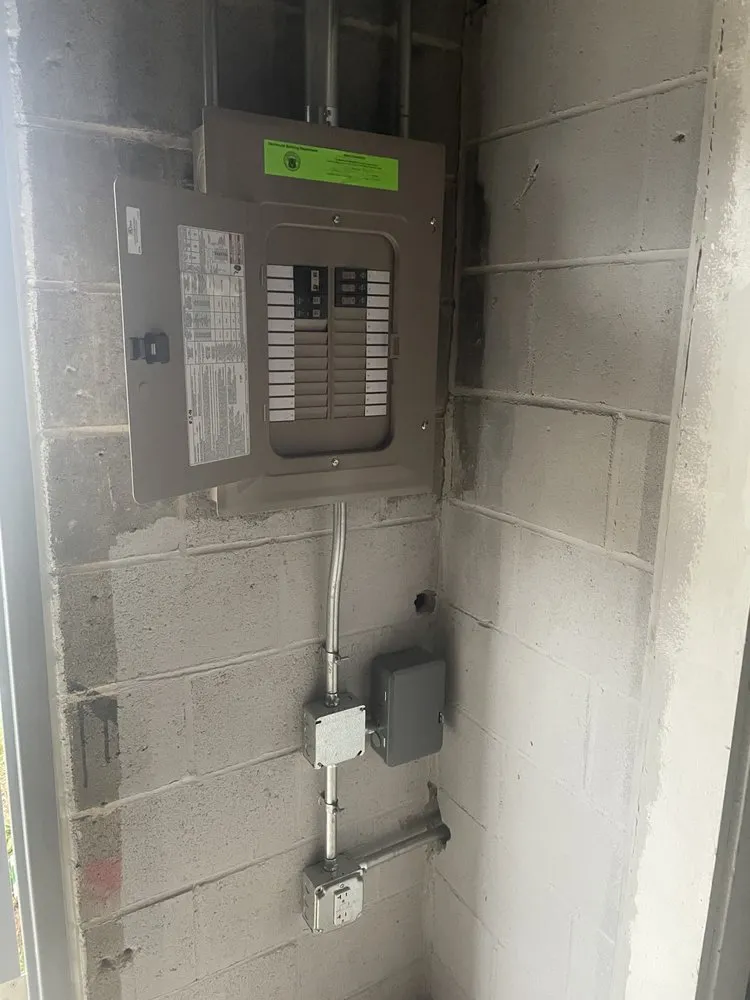 Expert electrician providing circuit breaker repair in , 