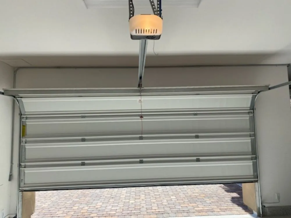 Certified electrician providing circuit breaker repair in , 