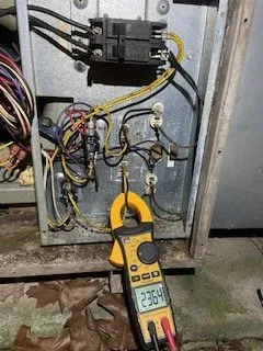 Professional electrician providing emergency electrical service in , 