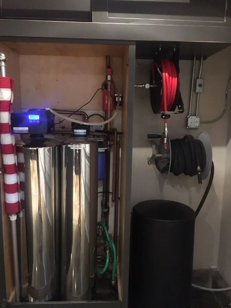 Licensed electrician providing circuit breaker repair in , 