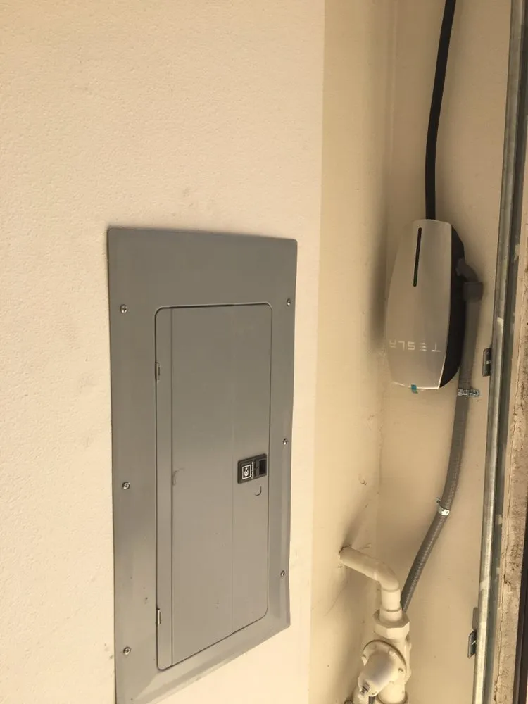 Emergency electrician providing wiring installation in , 