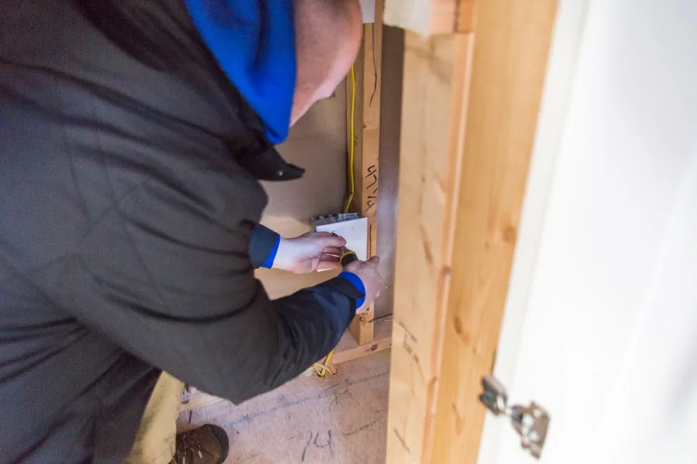 Emergency outlet and switch repair in ,  by CMC Service Experts