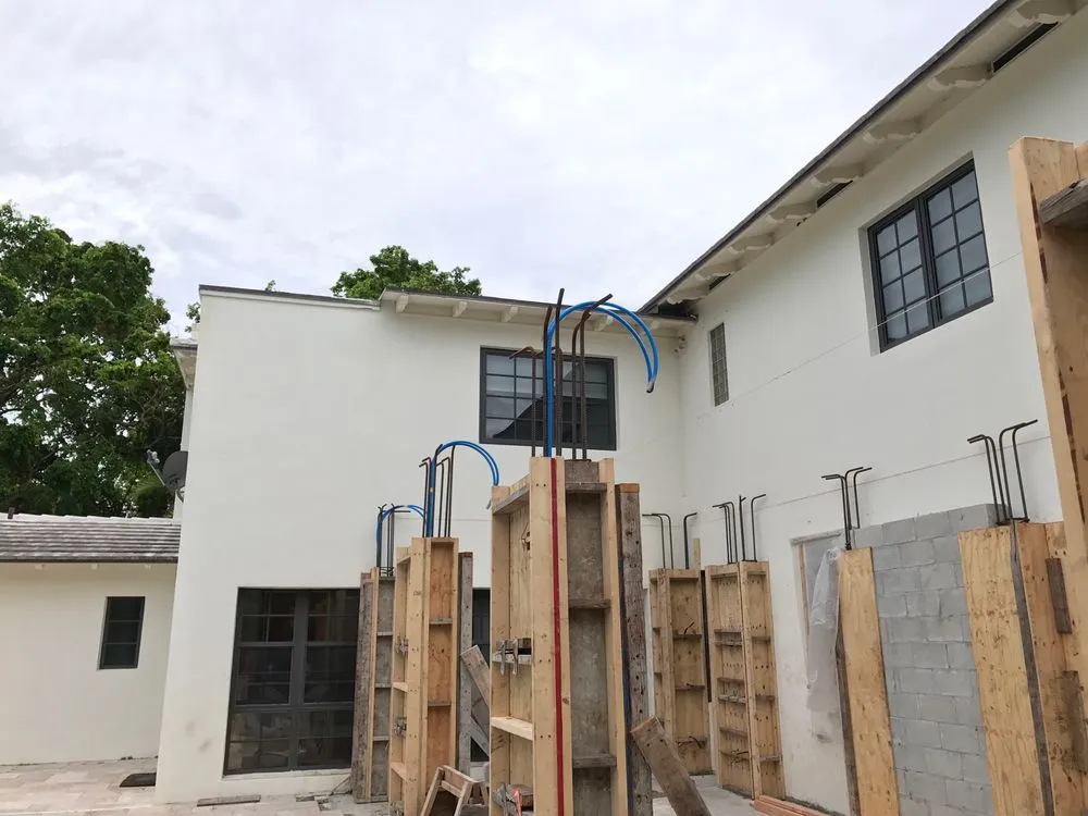 Certified electrician providing emergency electrical service in , 