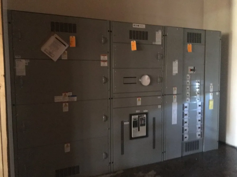 Expert electrician providing electrical repair in , 