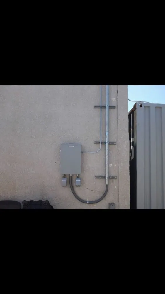 Licensed electrician providing emergency electrical service in , 