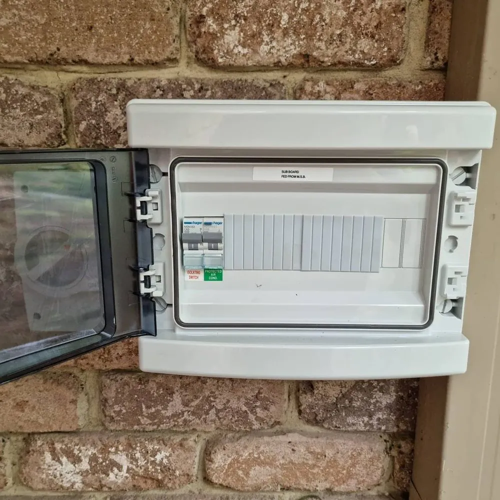 Slide of Como Electrician Service