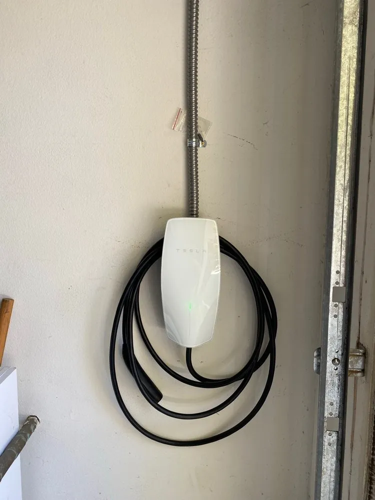 Emergency electrician providing lighting installation in ,