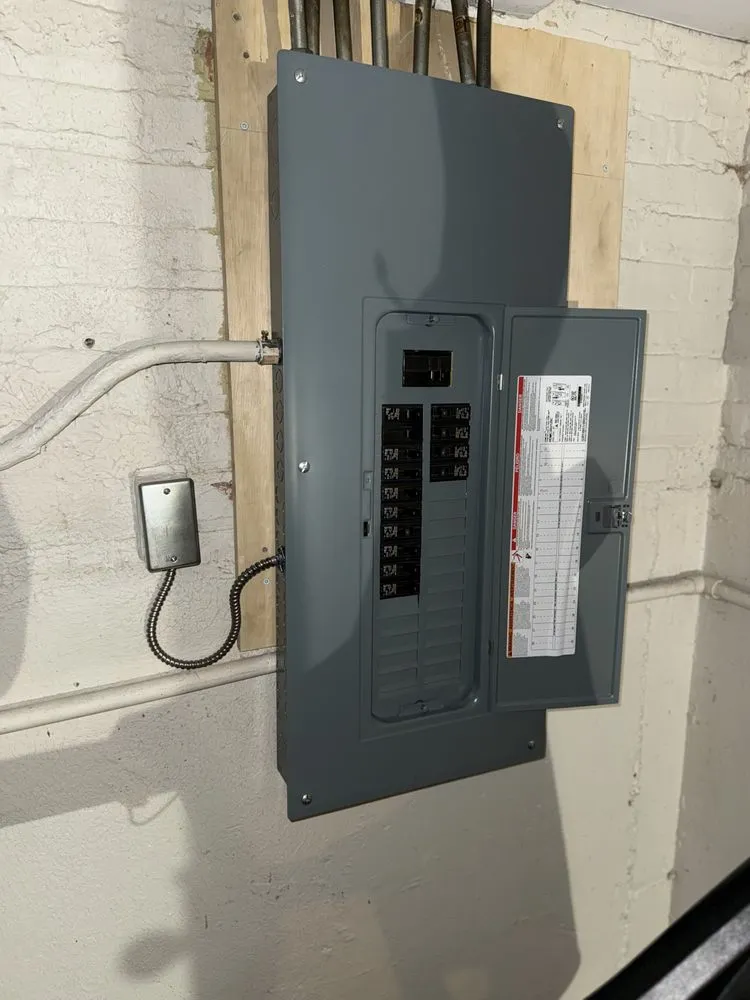 Reliable electrician providing circuit breaker repair in , 