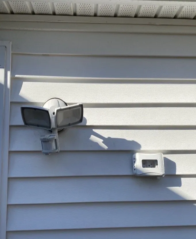 Certified electrician providing lighting installation in , 