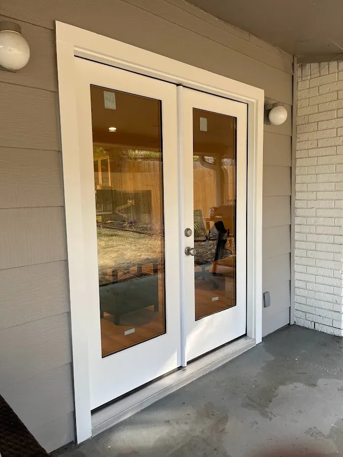 Expert electrician providing emergency electrical service in , 