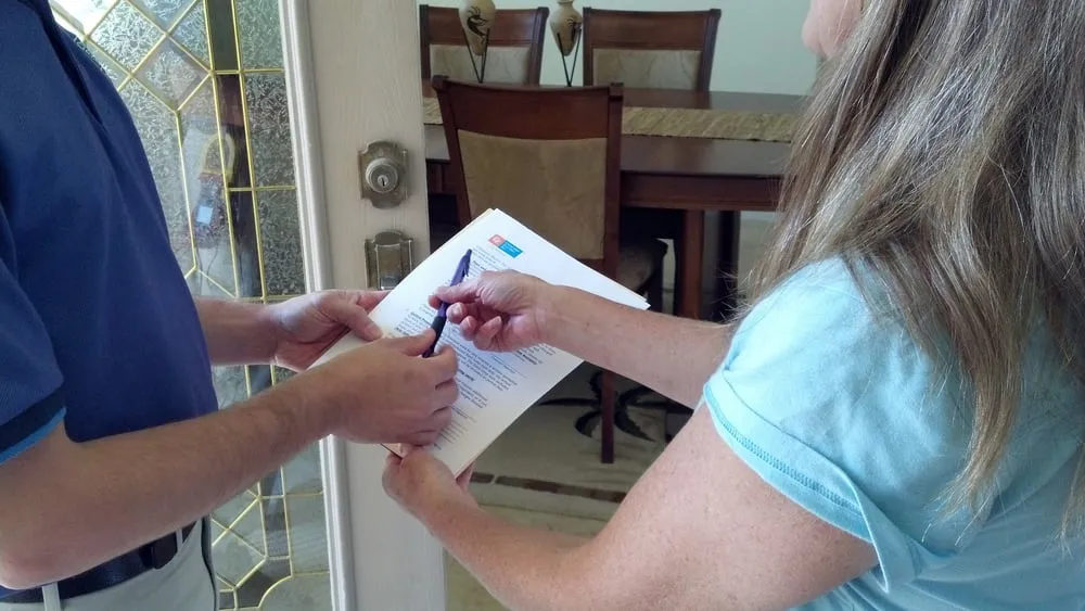 Licensed electrician providing electrical repair in , 