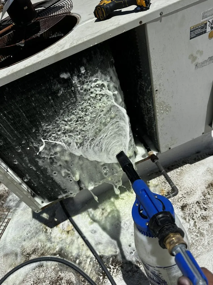 Emergency electrician providing circuit breaker repair in ,