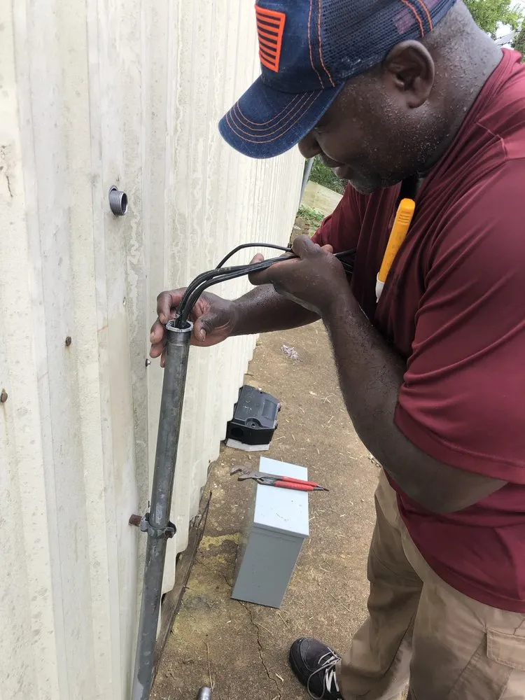 Emergency electrician providing wiring installation in ,