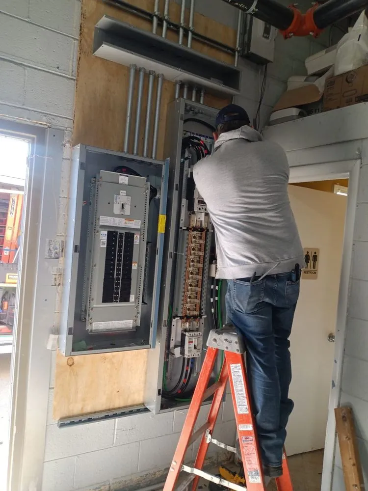 Affordable electrician providing emergency electrical service in , 