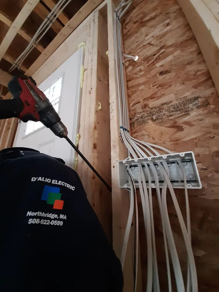 Emergency electrician providing wiring installation in ,