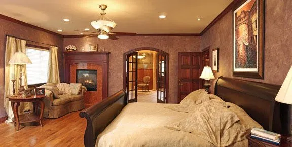 Emergency electrician providing emergency electrical service in , 