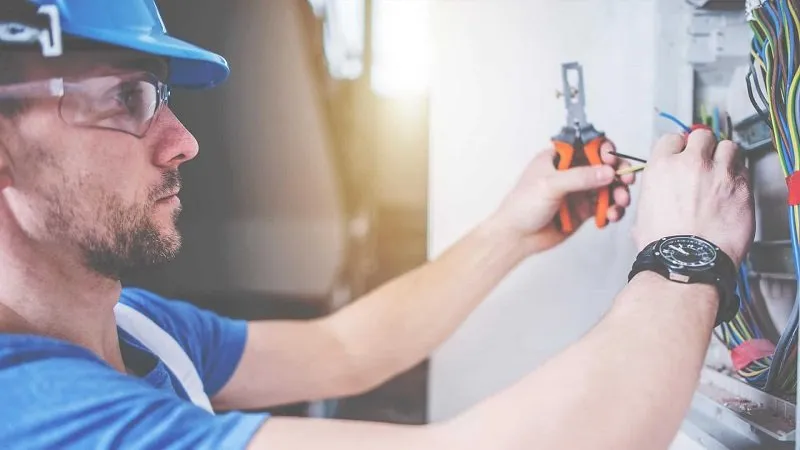 Professional circuit breaker repair service in Hector, AR - Cowboy Splicing