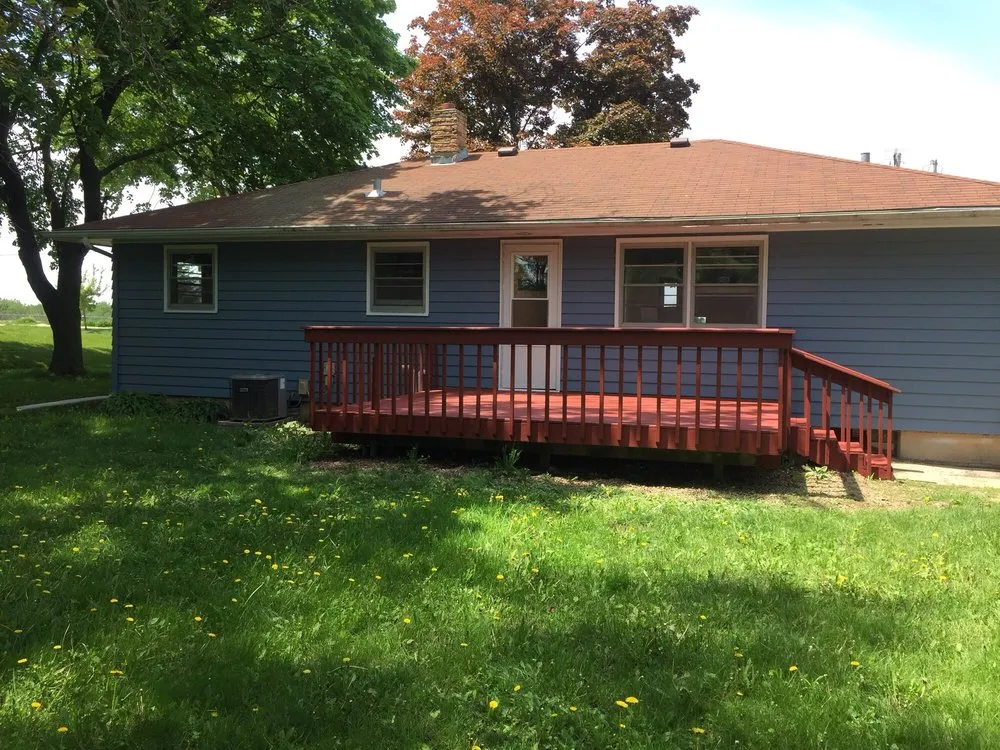 Certified electrician providing emergency electrical service in , 