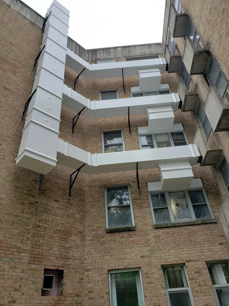 Certified electrician providing circuit breaker repair in , 