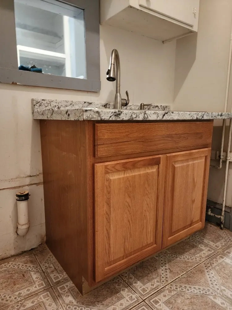 Licensed electrician providing emergency electrical service in , 