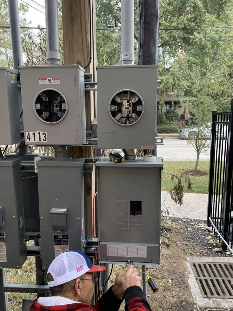 Slide of Cruz Electric