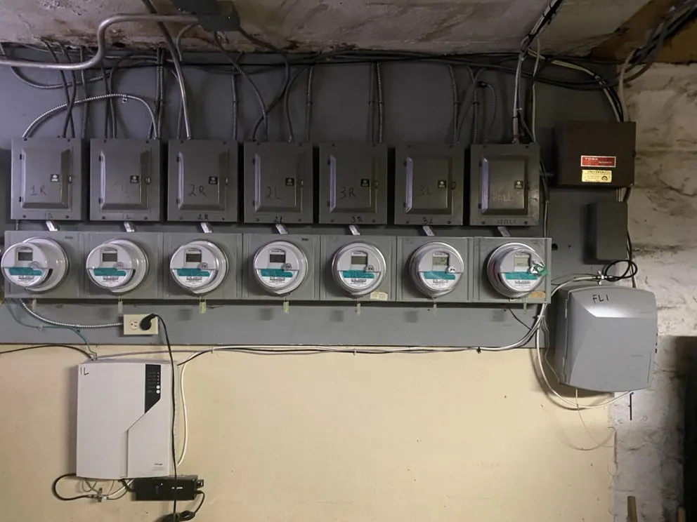 Licensed electrical service for homes in lighting installation,  by 