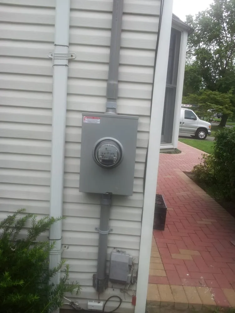 Certified electrician providing emergency electrical service in , 