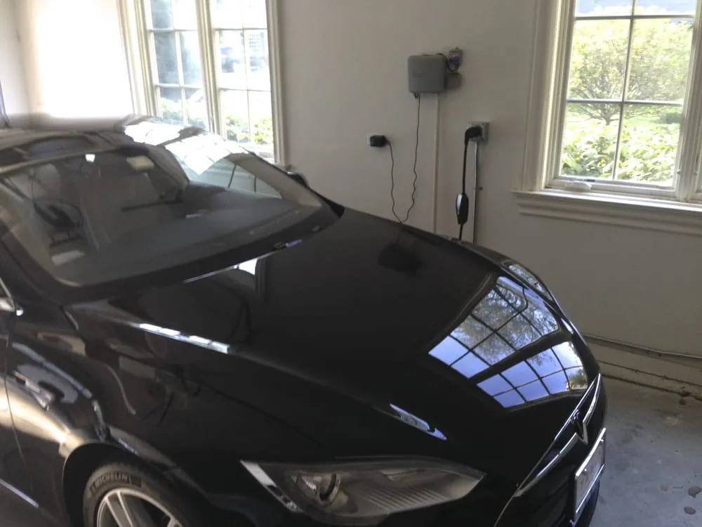 Licensed electrician providing electrical repair in , 