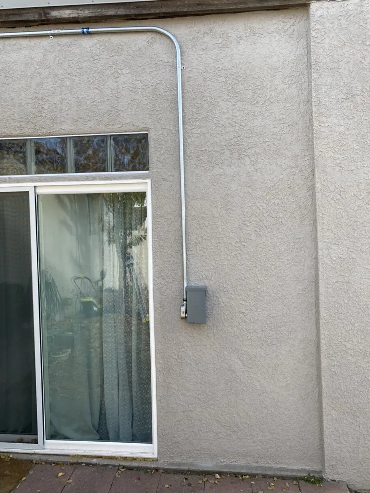 Emergency electrical service for homes in lighting installation, by