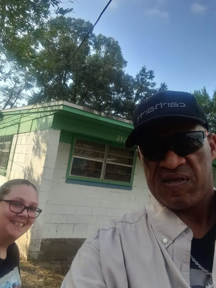 Certified electrician providing emergency electrical service in , 