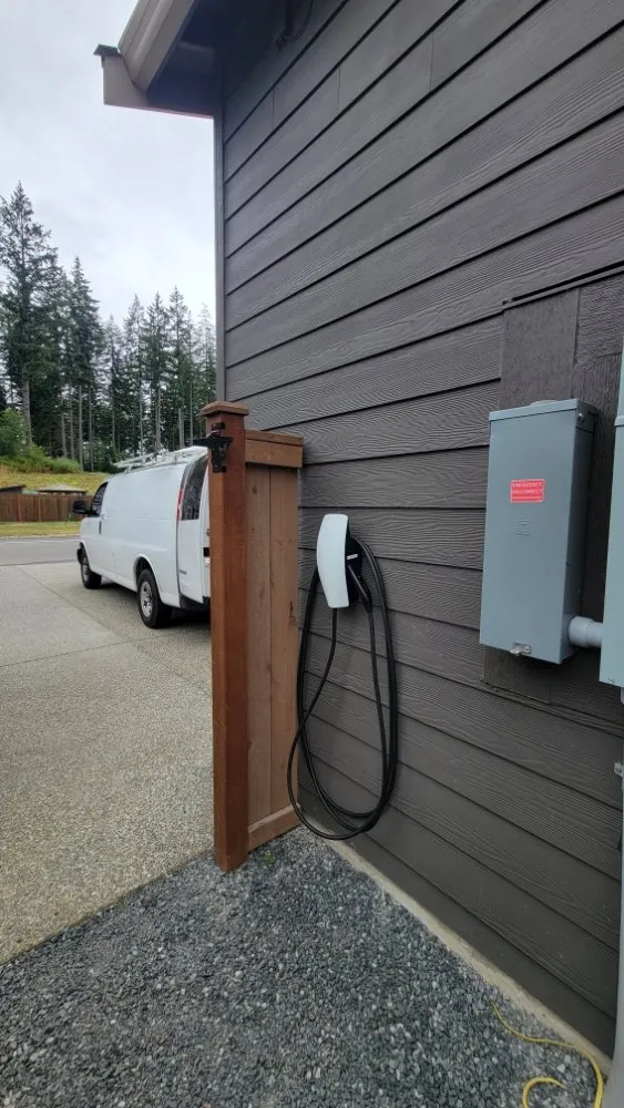 Emergency electrician providing wiring installation in , 