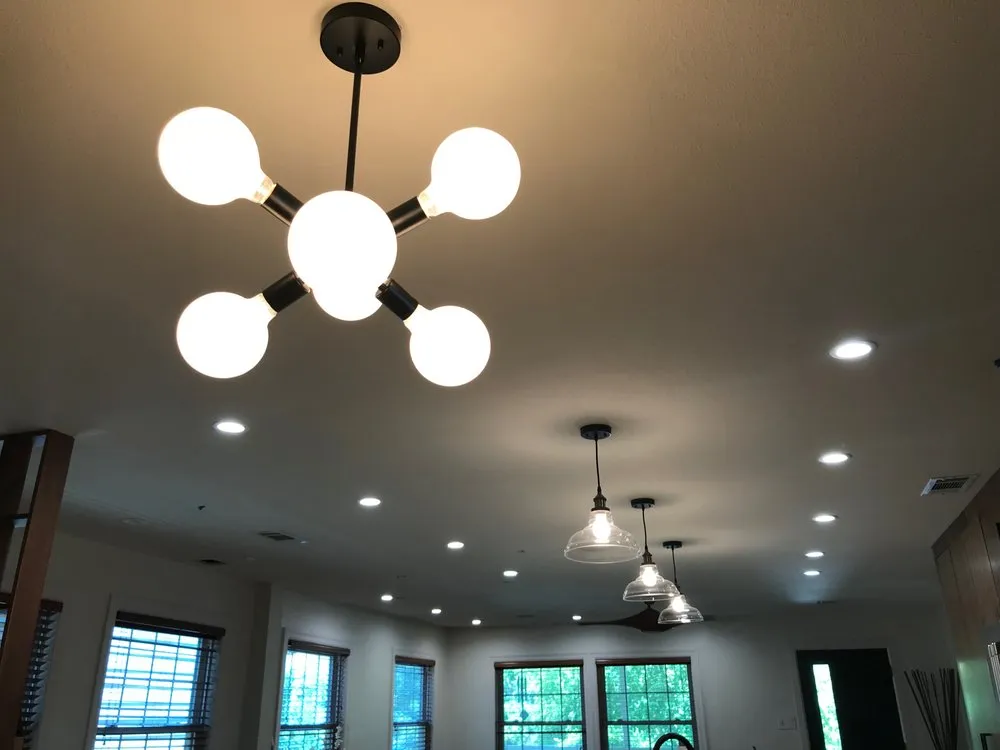 Emergency electrician providing circuit breaker repair in , 