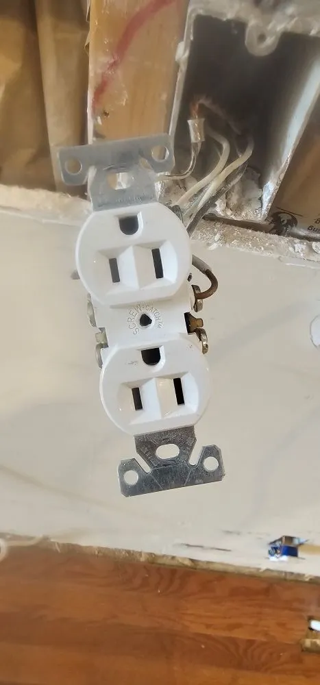 Certified electrician providing circuit breaker repair in , 