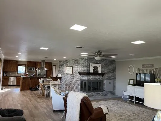 D and L Walton Electric Logo