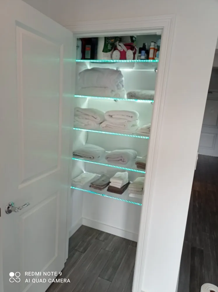 Expert electrician providing electrical repair in , 