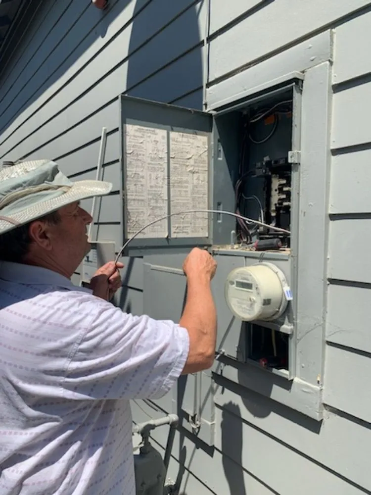 Affordable electrician providing circuit breaker repair in , 