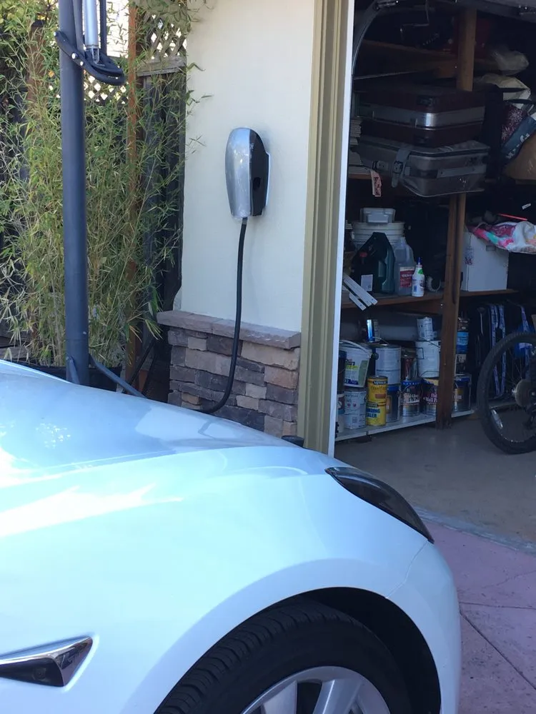 Licensed electrical service for homes in lighting installation,  by 