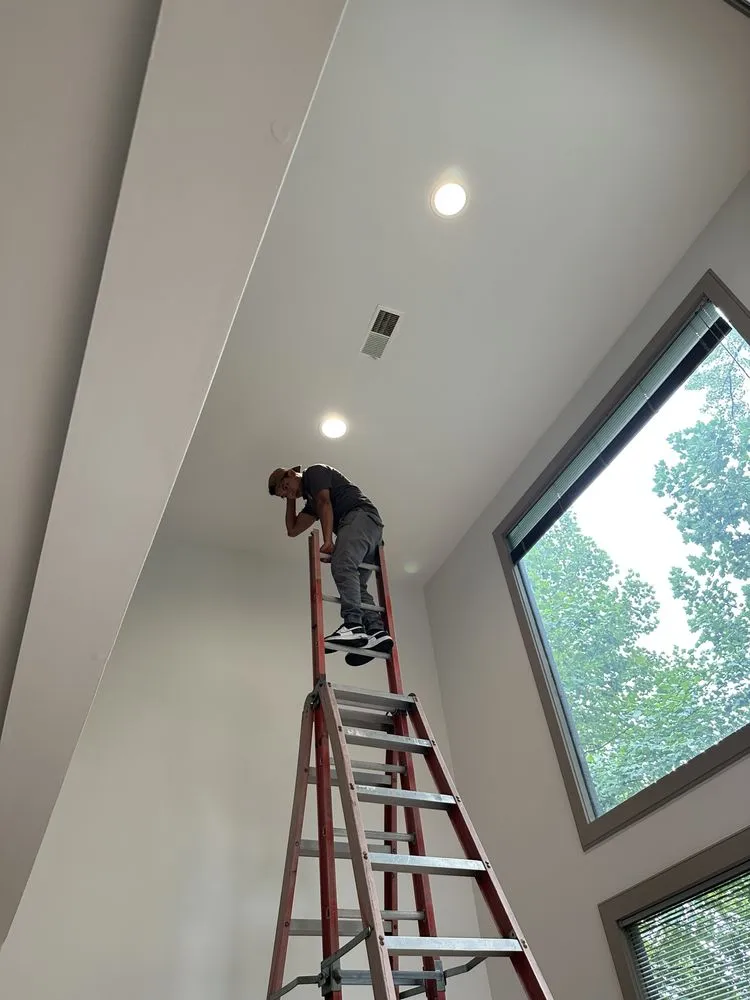 Slide of Darwin Guzman Electric