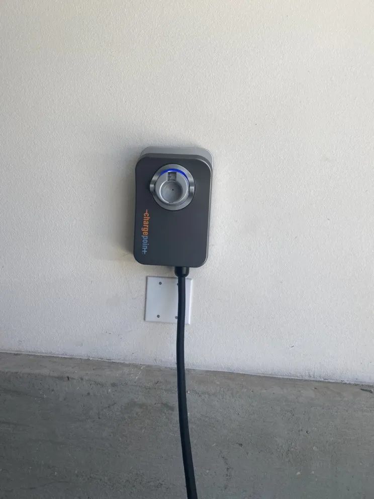 Reliable electrician providing electrical repair in , 