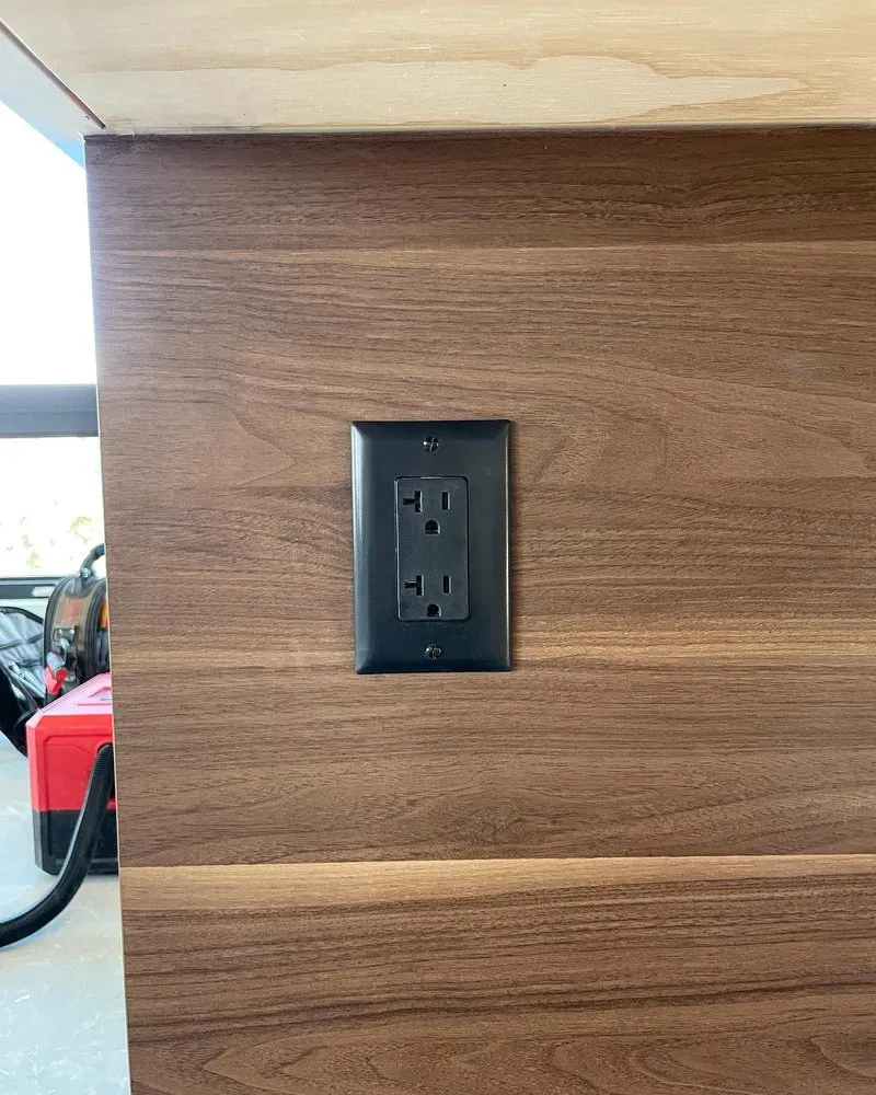 Slide of Dashing Emergency Electrician