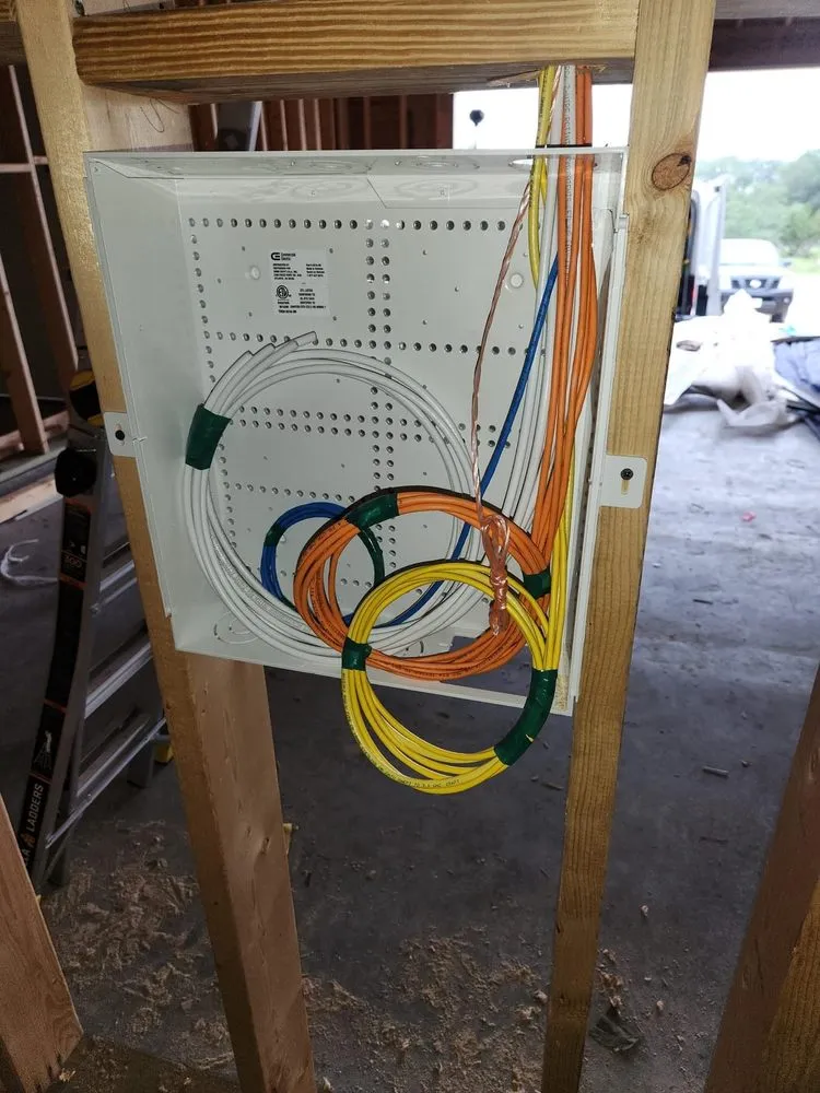 Licensed electrician providing electrical repair in , 