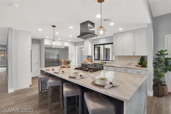 Emergency electrician providing circuit breaker repair in ,