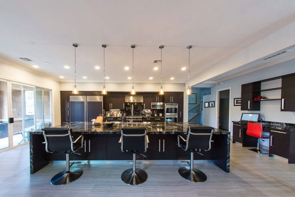 Emergency electrician providing circuit breaker repair in ,