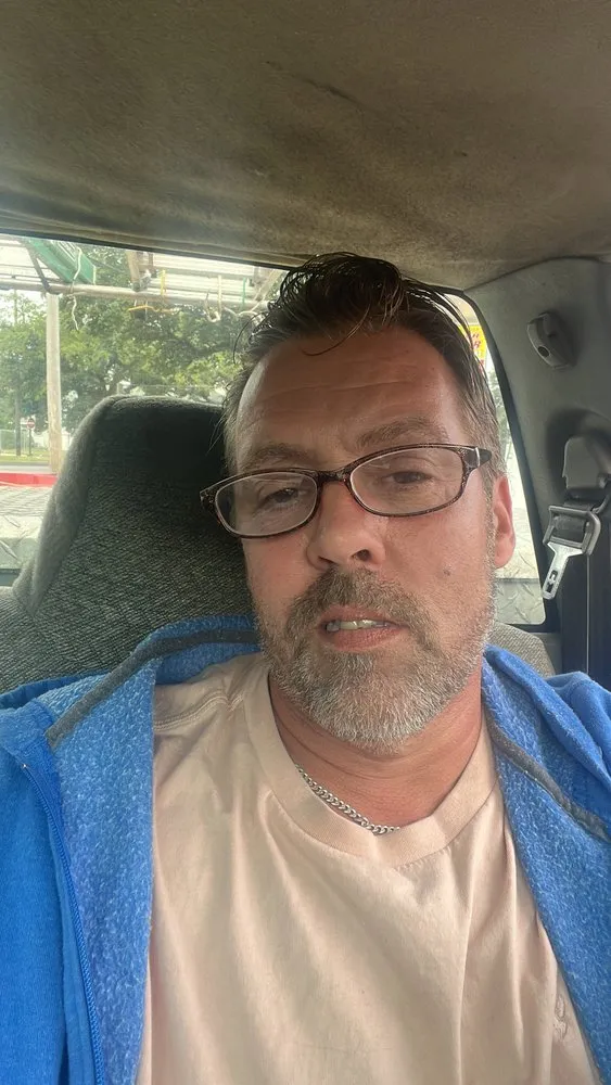 Affordable electrician providing circuit breaker repair in , 