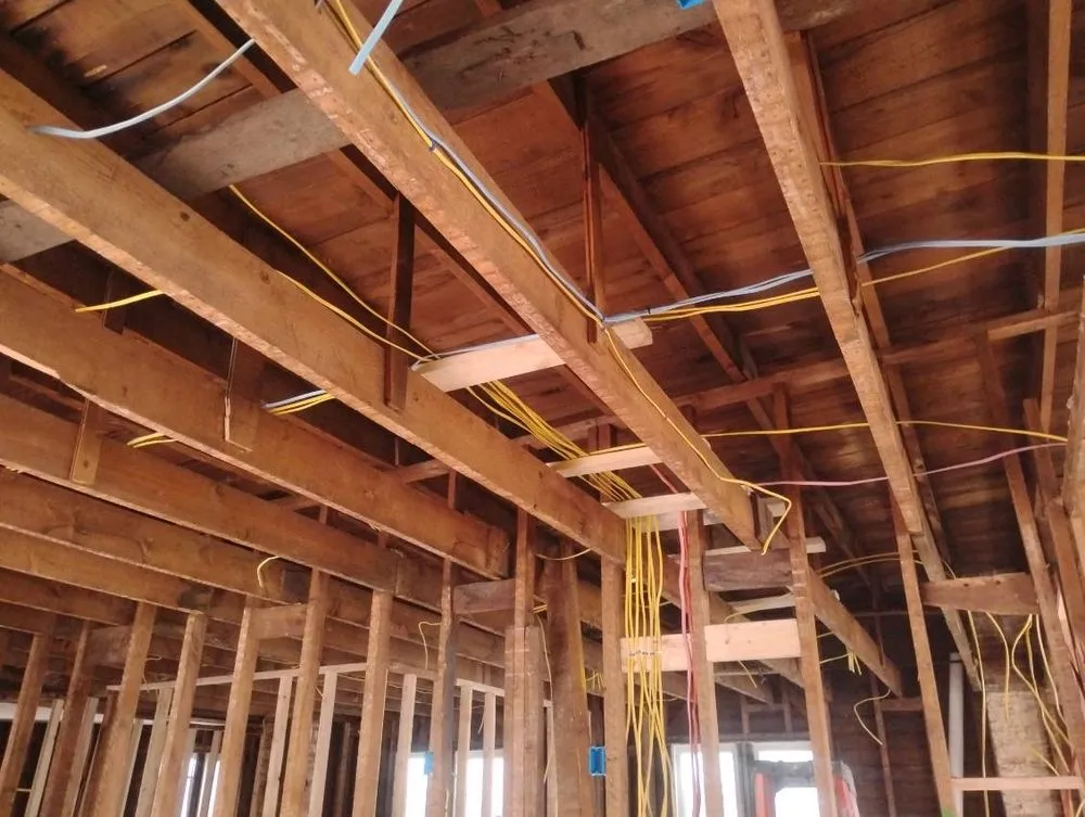 Emergency electrician providing electrical repair in , 