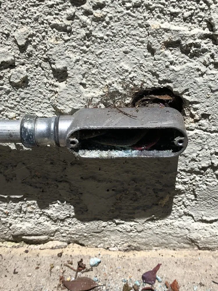 Expert electrician providing circuit breaker repair in ,