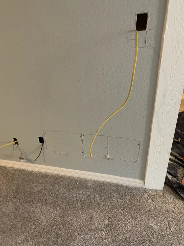 Licensed electrician providing emergency electrical service in , 