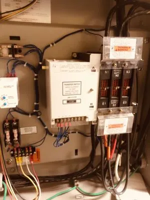 De La Vara Electric Logo