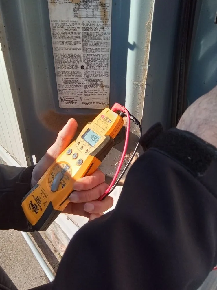 Expert electrician providing emergency electrical service in , 